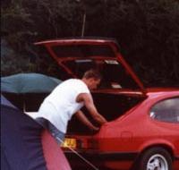 Seltsames Niveau mit auf der Haube sitzen