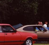 Seltsames Niveau mit auf der Haube sitzen