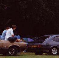 Seltsames Niveau mit auf der Haube sitzen