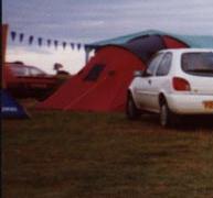 Viele Fremdfahrzeuge auf dem Platz