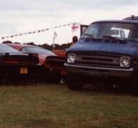 Viele Fremdfahrzeuge auf dem Platz