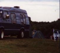 Viele Fremdfahrzeuge auf dem Platz